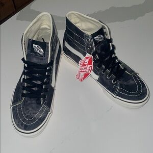 HP🎉Vans High-Top Sneakers in Black and White